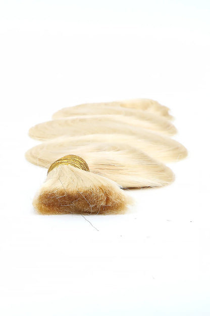 Detail of the ends of 613 blonde body wave bulk human hair for braids double drawn